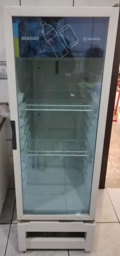 Geladeira expositora com porta de vidro 