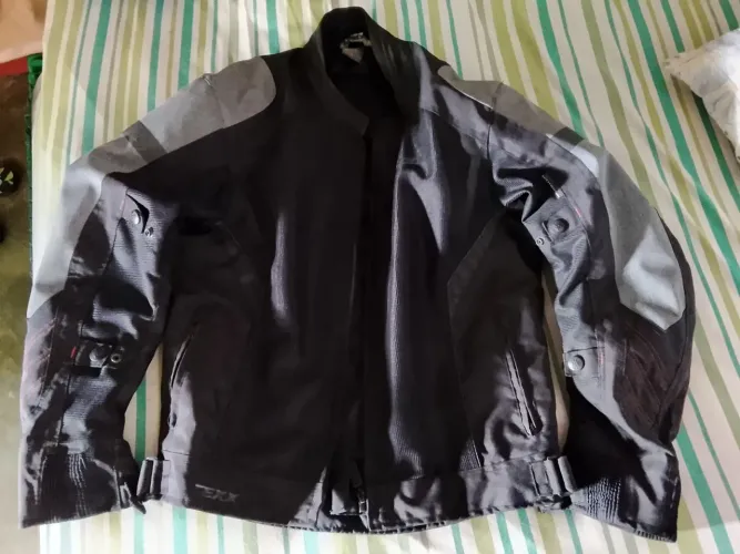 Vende se jaqueta pra moto