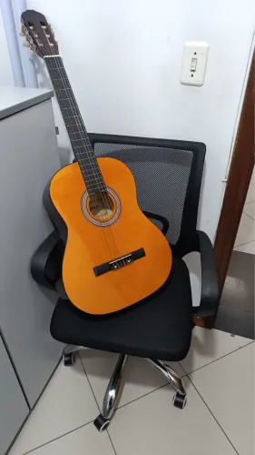 Cadeira e violão 