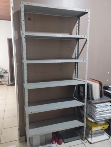 Estante de aço
