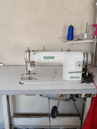 Maquina reta siruba. Grátis 3 sapatilhas pra diferentes funções e 10 cones de linhas
