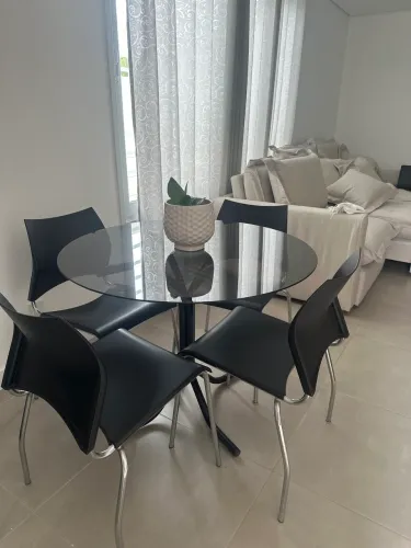 Mesa de vidro com 4 cadeiras