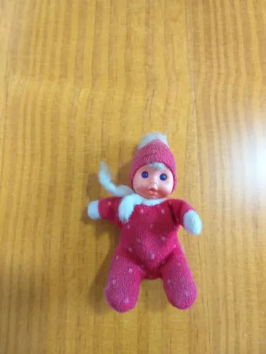 Boneca Fofolete colecionável na cor vermelha
