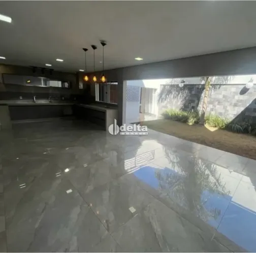 Casa residencial disponível para venda no bairro Cidade Jardim em Uberlândia-MG.