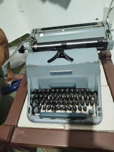 Máquina de datilografia alemã em perfeito estado.