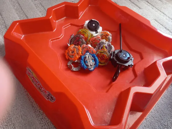 arena de beyblade metal fusion e + 9 Beyblades completos + uma peça de metal