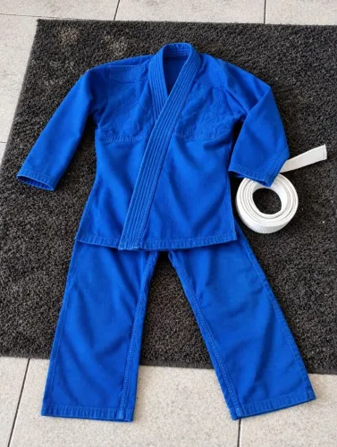 Kimono azul com faixa 