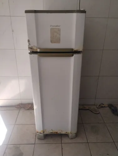 Geladeira R34 , com marca de uso motor pegando perfeito,