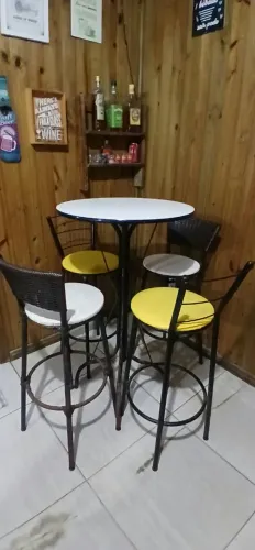 Conjunto Bistrô de Mesa + 4 banquetas - usado