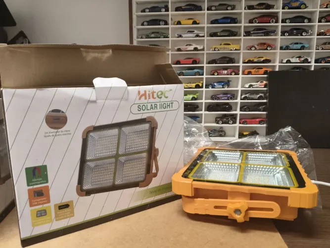 Refletor com carregamento solar
