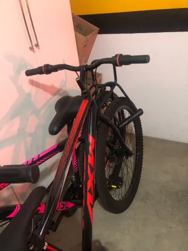 Bicicleta somente a vermelha