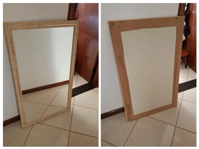 Espelho com moldura em madeira