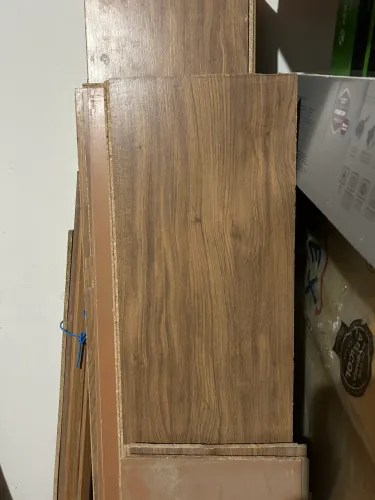 Piso laminado madeira com rodapés 