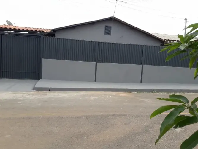 Q. 802 - Casa 02 Quartos - Garagem para 4 veiculos - Simples por R$ 1800 -Leia tudo antes