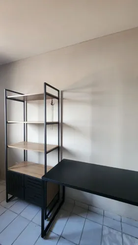 Mesas e Estante de Escritório Estilo Industrial