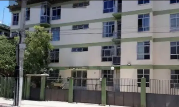 Apartamento de 03 quartos localizado no Condomínio Abacateiros em Itapuã.