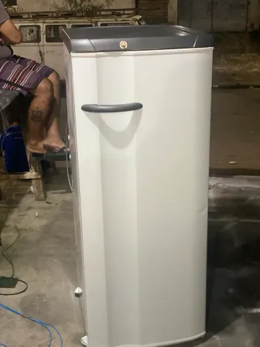 Vendo uma geladeira Electrolux de uma porta 