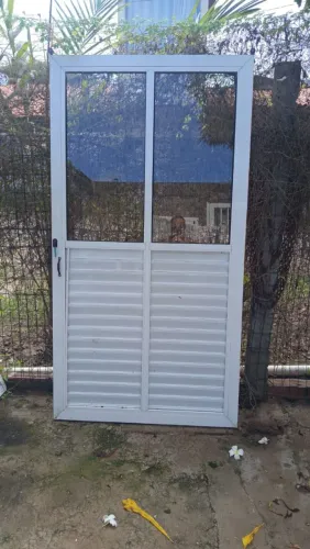 Porta de correr alumínio/vidro<br>2m x 1,05<br>Valor: R$