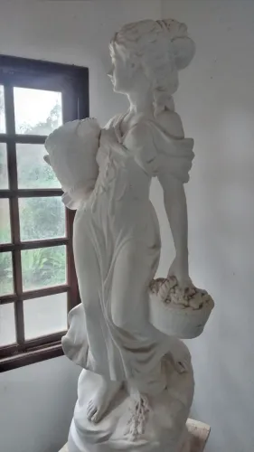 Estátua Camponesa em pó de marmore com pedestal - 2,15m - Peça antiga, Colecionadores 