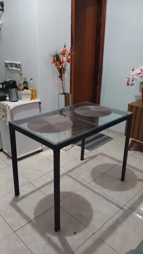 Mesa com tampa de vidro