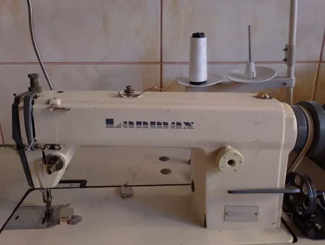 Máquina reta Lamax