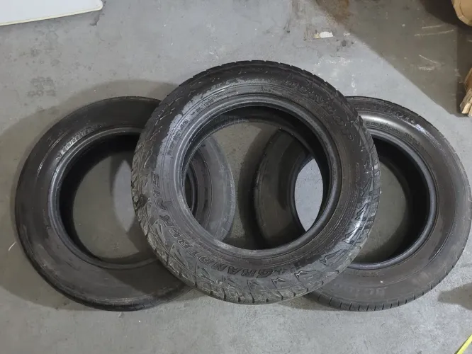 3 pneus semiusados 