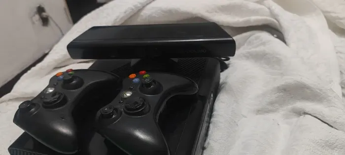 Xbox 360 desbloqueado completo com duas manetes kitnet e jogos.