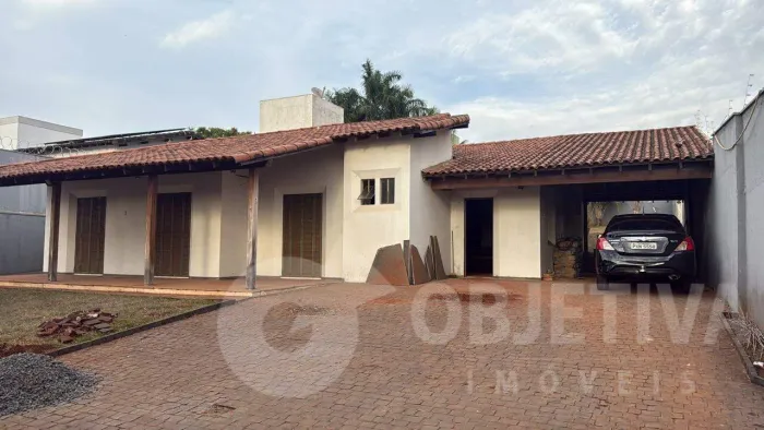 Casa comercial disponível para aluguel no bairro Cidade Jardim em Uberlândia