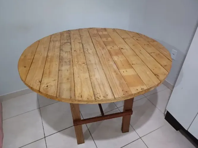 Mesa redonda de palette - 6 a 8 lugares