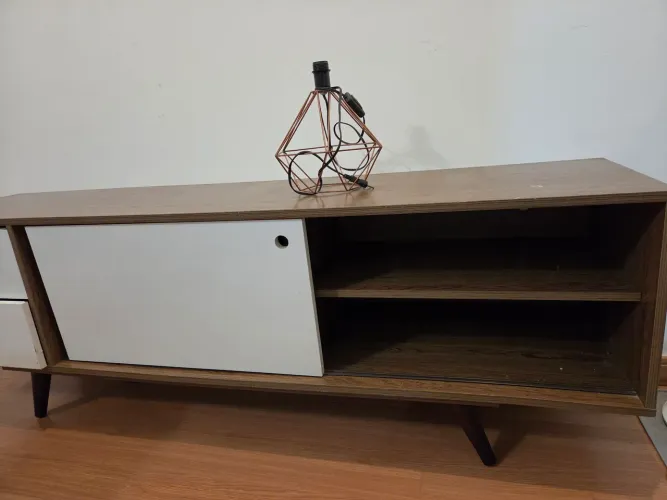 Rack TV MDF Amadeirado e Branco com porta deslizante - Bom Estado