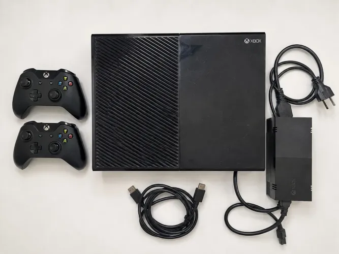 Xbox One Fat SSD 500GB + 2 Controles Originais + FIFA 22