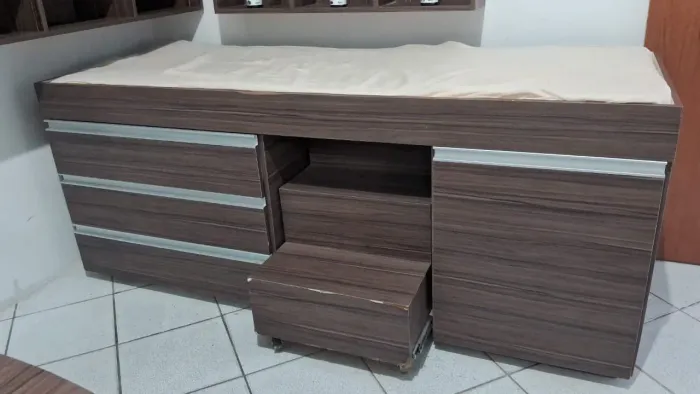 Vendo maca de madeira com gavetas e escada acoplada.