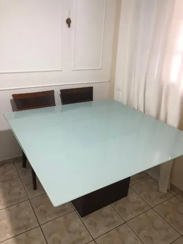 Mesa de jantar 8 lugares - quadrada 1.40x1.40 - tampo de vidro - muito resistente