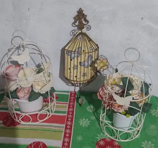 3 gaiolas d decoração em arame com flores