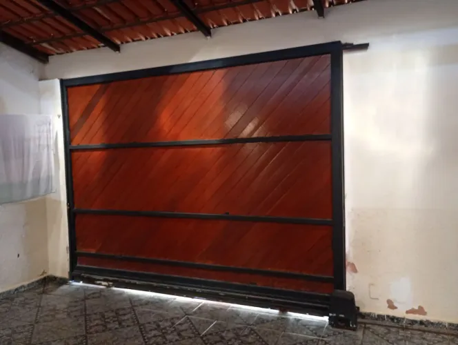 Vendo portão lindo excelente bem seguro e de madeira de lei eletrônico. Pra. E grande