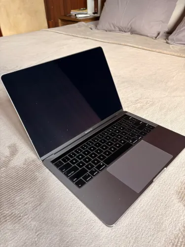 MacBook Pro 13" (2019) Intel i5 / 16 GB RAM / 256 GB SSD - COM DETALHE NA TELA