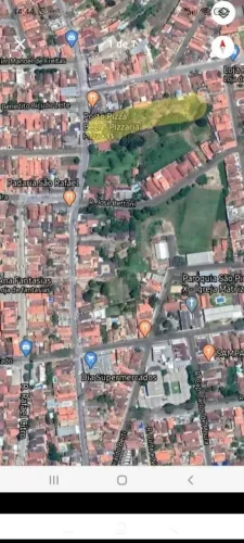 Chácara com duas casas no centro