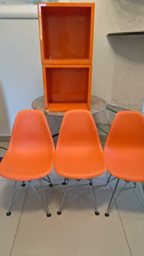 CADEIRINHAS INFANTIL COM PÉS INOX E DÓIS NICHOS LAQUEADOS 