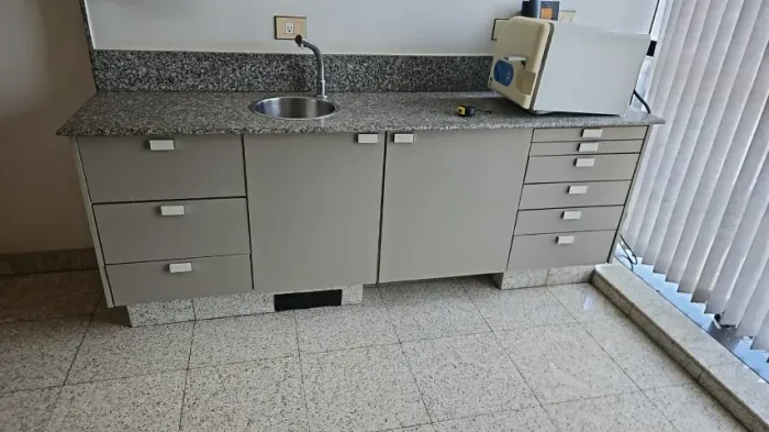Bancada clínica em granito com armário MDF, cuba, torneira e 9 gavetas