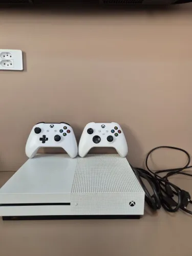 Xbox one s com 2 controles
