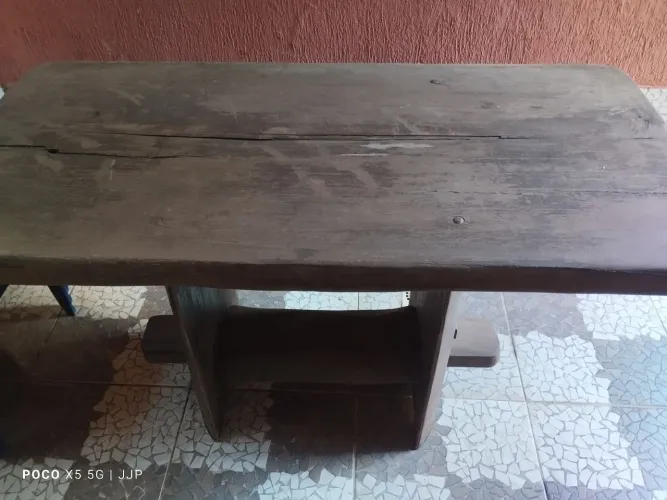 Mesa rústica com 2 bancos