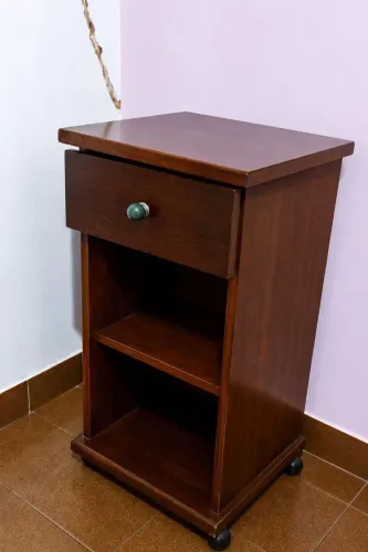 Criado-mudo / Mesa de Cabeceira Vintage Retrô com Gaveta e Rodízios e Espelho antigo.