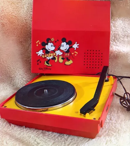 TOCA DISCOS VITROLA SONATINHA DISNEY FUNCIONANDO COMPLETA .BIVOLT . ANOS 60/70. VINTAGE.