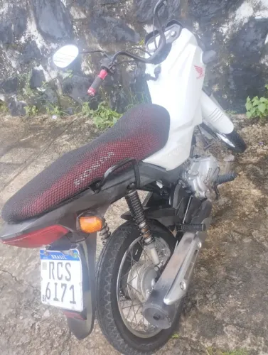Segunda dona, moto muito bem cuidada, revisão em dias . 