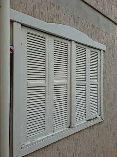 Janelas com vidros e grades