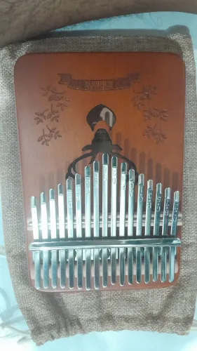 Kalimba 17 Teclas em Madeira (Kit Completo com Acessórios) - Pouco Uso