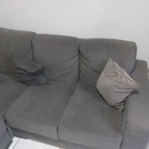Sofá 2.0x2.0 metros cinza.