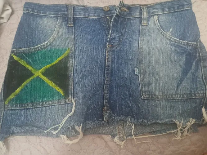 Saia jeans curta estilosa, perfeita pra montar looks despojados ?