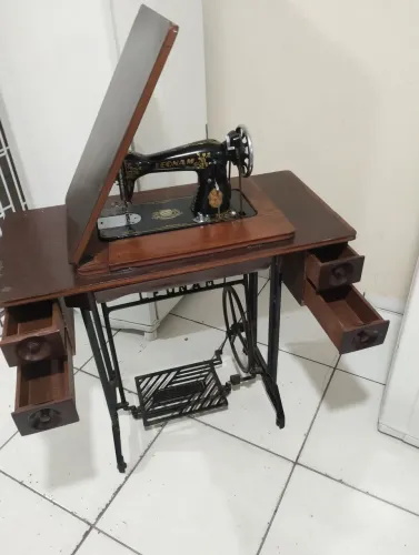 Antiga Máquina de costura gabinete e pedal 