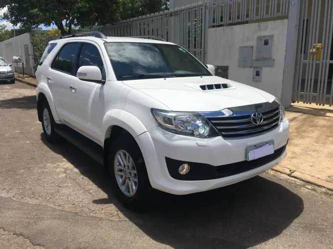Toyota Hilux SW4 SRV D4-d 4X4 3.0 TDI Dies. AUT 2013